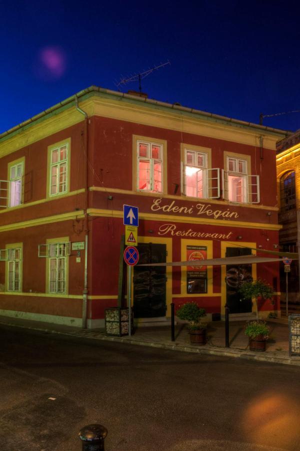 Santico Art Hotel And Hostel Будапеща Екстериор снимка