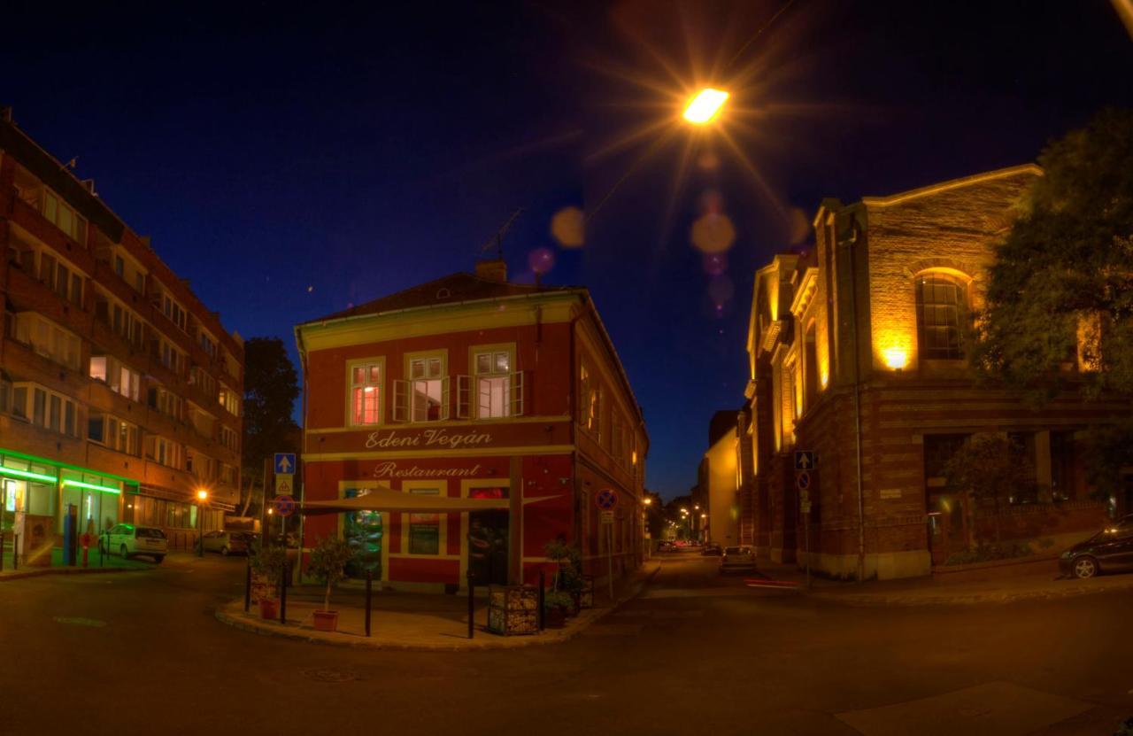 Santico Art Hotel And Hostel Будапеща Екстериор снимка